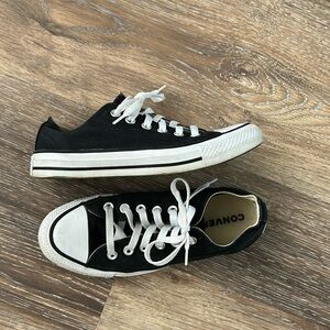 Converse Chuck Taylor All Star Low Top Shoes size 7!